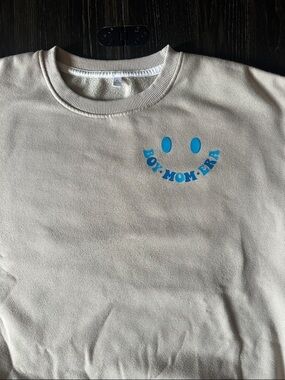 Source Unknown Cream Crewneck Sweatshirt with Blue Smiley Graphic